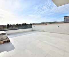 Vodice - dvojna kuća s bazenom, 550 m do centra