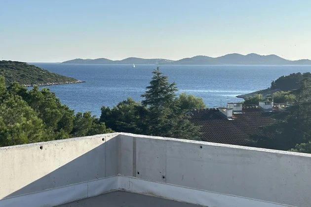 Biograd na Moru, Pakostane, dvoupokojový byt s terasou na střeše a výhledem na moře