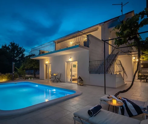 Rogoznica, casa splendidamente progettata con piscina e giardino vicino al mare