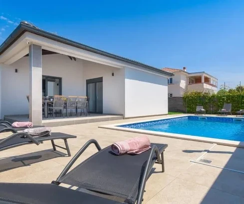 Istria, Pola, Moderna villa al piano terra con piscina vicino al centro città