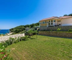 Продается роскошная вилла на берегу моря на Корчуле в Хорватии.