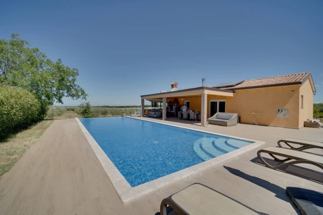 ISTRIA, NOVIGRAD - Propiedad elegante y apartada con amplia piscina
