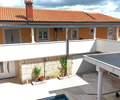 Istria, zona di Tinjan - Imponente proprietà di 600 m² con piscina, taverna e grande potenziale di investimento