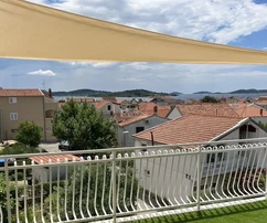 Vodice - appartamento arredato di tre locali con vista mare, a 300 m dal centro