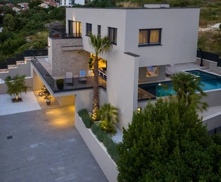 Villa moderna con piscina in vendita vicino al mare a Seget in Croazia
