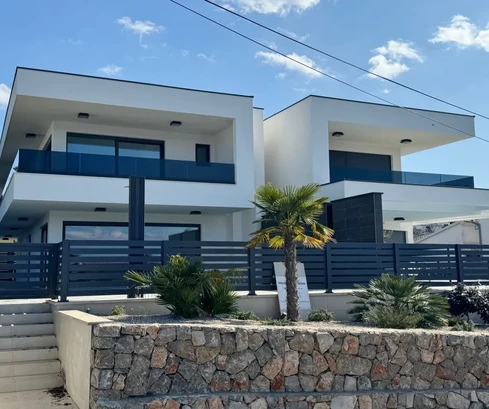 ESCLUSIVA VILLA URBANA CON PISCINA E VISTA MARE PANORAMICA, A 200 M DALLA SPIAGGIA!