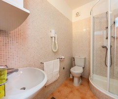 Brač szigetén, tengerparti családi ház több lakóegységgel