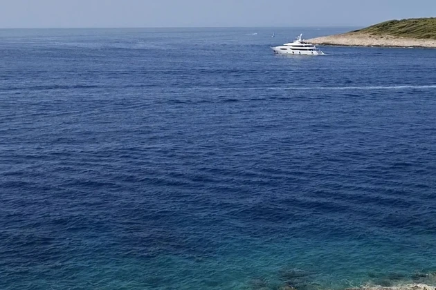 Exkluzív villa eladó közvetlenül a tengerparton Hvar szigetén Horvátországban