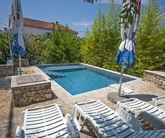 Casa en venta en Sutivan con piscina y jardín en Croacia