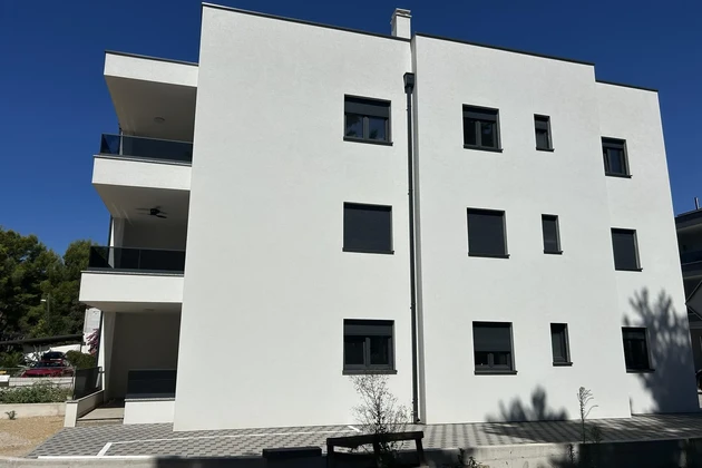 Biograd na Moru, Pakostane - Prízemný byt s dvoma spálňami a záhradou, 200 m od mora