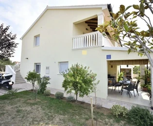 Casa a Vodice con tre appartamenti, giardino e gazebo