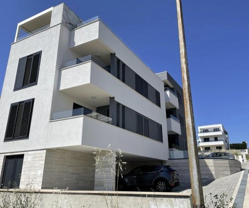 Mieszkanie na sprzedaż nad morzem z ogrodem i panoramicznym widokiem w Chorwacji