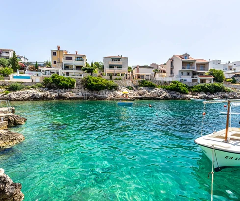 Prostorný dům k prodeji nedaleko moře v Rogoznici v Chorvatsku