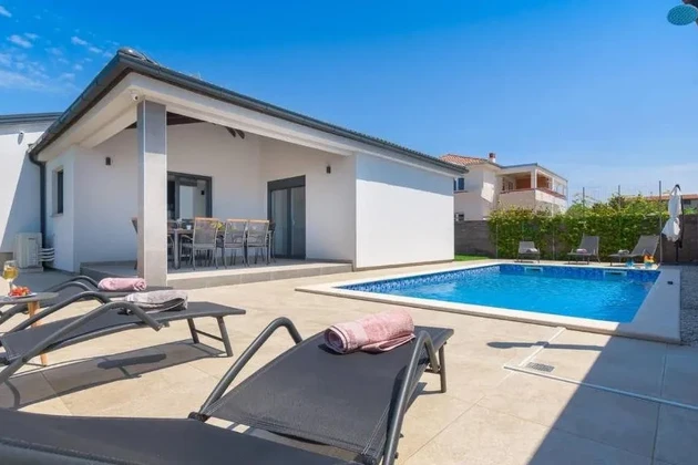 Istria, Pula, Moderna villa en planta baja con piscina cerca del centro de la ciudad