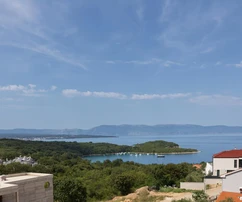 Dvojpodlažný byt s bazénom na predaj v Omišalji v Chorvátsku