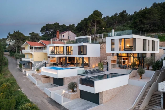 Luxusní vila s bazénem na prodej přímo u moře v Chorvatsku
