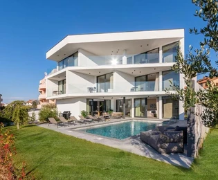 Istra, Pula – Luksuzna vila s pogledom na more i modernim sadržajima na prodaju