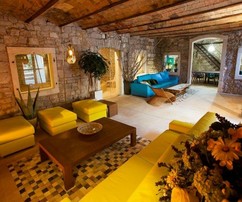 Romantyczny średniowieczny pałac na wyspie Hvar