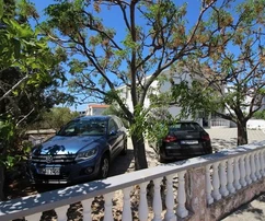 Proprietà ben ristrutturata con due appartamenti, garage e cortile