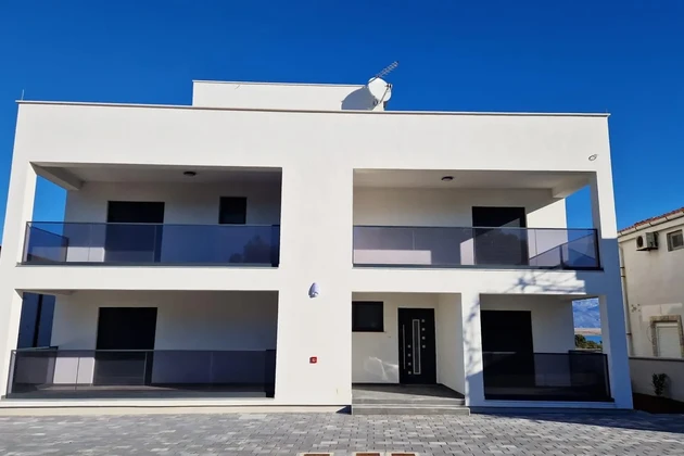 Planta baja de nueva construcción con vista panorámica al mar y al Velebit