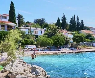 <p>Seget Vranjica, terreno edificabile di 910 m2, a 120 m dal mare</p>