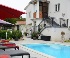 Brest, Istrie – Deux charmantes maisons avec piscine et vue