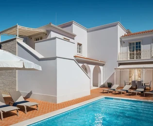 Isztria, Vabriga, Luxusos és elegáns villa medencével és tengerre néző kilátással