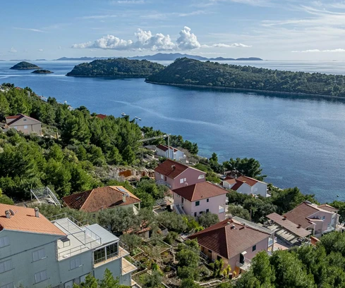 Dom z 5 mieszkaniami na sprzedaż w Vela Luka na wyspie Korčula w Chorwacji