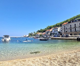 Prekrasan građevinski teren s pogledom na more na prodaju u selu na Korčuli