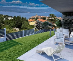 APARTMÁN S BAZÉNEM, VÝHLEDEM NA MOŘE A DALŠÍM STUDIO APARTMÁNEM!