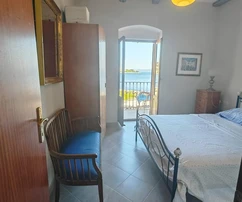 Podgora, Mehrfamilienhaus mit wunderschönem Ausblick, erste Reihe zum Meer