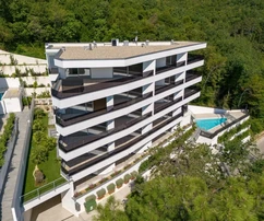 NOVÝ LUXUSNÍ APARTMÁN SE ZAHRADOU, NA ATRAKTIVNÍM MÍSTĚ, 500 M OD PLÁŽE!