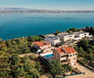 Samostojeća kuća s bazenom na prodaju Preko