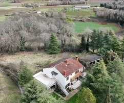 Istria, Poreč, Ideal property for living or renting: two units, garage and large plot