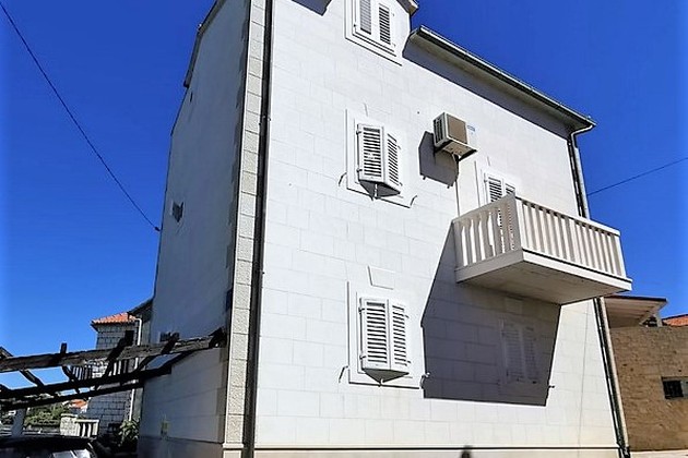 Casa fronte mare a Brac con doppi appartamenti in vendita