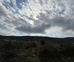 <p>Marina, stavební pozemek 1261 m2 se stavebním povolením, 190 m od moře</p>