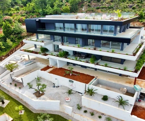 NOVÝ EXKLUZÍVNY APARTMÁN S BAZÉNOM A UPRAVENOU ZÁHRADOU, 300 M OD MORA!