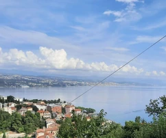 NOVÝ ATRAKTÍVNY APARTMÁN S BAZÉNOM A VÝHĽADOM NA MORE!