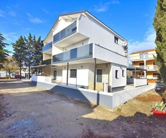 Vodice – nowo wyremontowane, komfortowe mieszkanie na parterze z ogrodem, 300 m od plaży