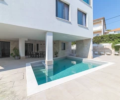 Spaziosa villa in vendita a Okrug con piscina in Croazia