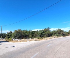 Priestranný stavebný pozemok na atraktívnom mieste v blízkosti Trogiru je ideálny na investíciu a rozvoj