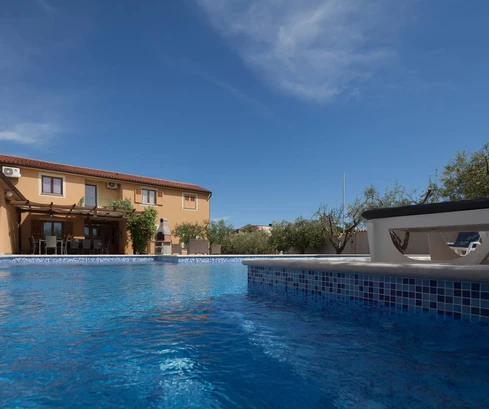 Apartmanska kuća s halom na prodaju Medulin