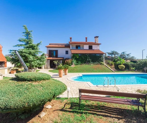 Villa mit Wohnungen und Pool in Pula zu verkaufen in Kroatien