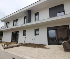 Novostavba, blízko centra a všetkých služieb s výhľadom na more
