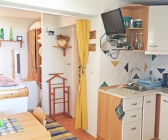 Hvar, maison sur trois étages avec terrain constructible supplémentaire