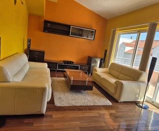 <p>Split, Manuš, appartement divisé en deux unités résidentielles de 50 m2 et 30 m2. (plan d'étage joint) Électricité, plomberie, sols, murs, plafond, ouvertures et dalle en béton entièrement rénovés.</p>