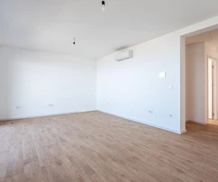Makarska, appartement trois pièces dans un immeuble de luxe avec piscine et vue dégagée sur la mer
