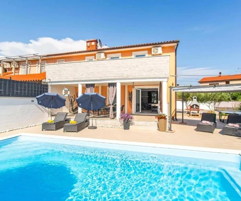 Istrien, Marčana, Haus mit Pool und Garage in schöner Lage