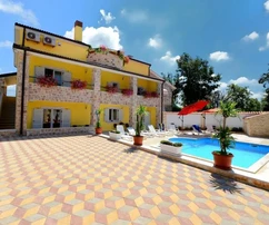 Villa with swimming pool in the scenic outskirts of Poreč, Istria