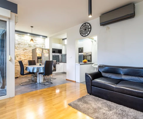 Dvojizbový byt na predaj v Splite, časť Žnjan, s výhľadom na more v Chorvátsku